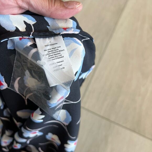 Talbots Shell Sleeveless Black Light Blue Flowers Split Neck Rounded hem size M - Picture 6 of 6